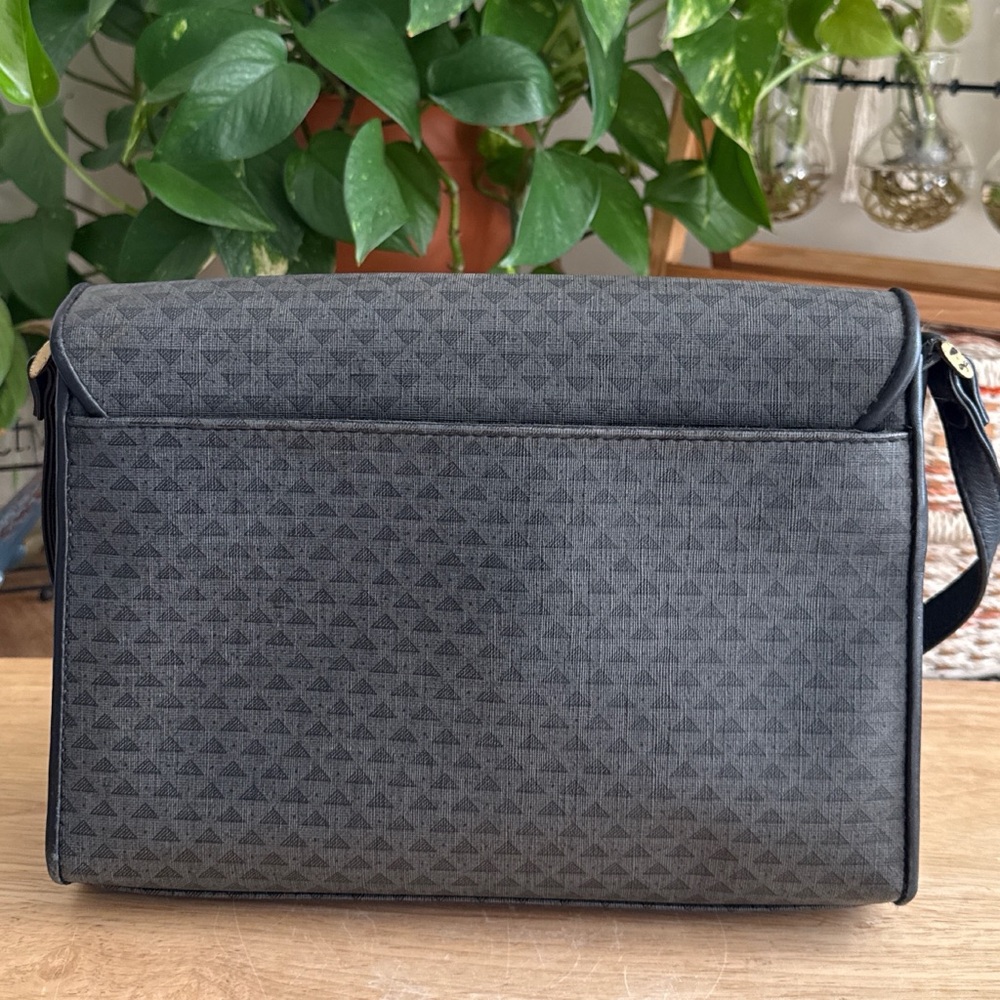 Vintage 1980s Liz Claiborne Gray Black Geometric Leather Trim Envelope Crossbody - Picture 16 of 16